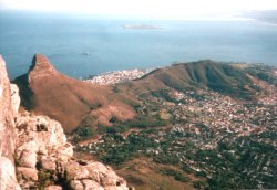 Blick auf den Signal Hill und dem dahinter liegenden Robben Island